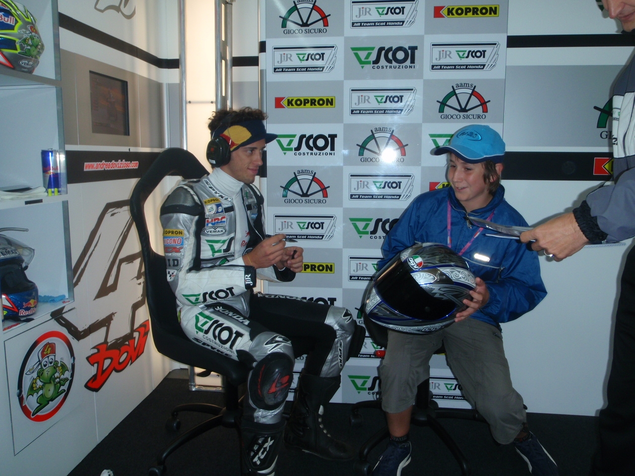 Také v roce 2008 jsem mohl vstupit do boxu Andrei Doviziosa a podepsal mi helmu