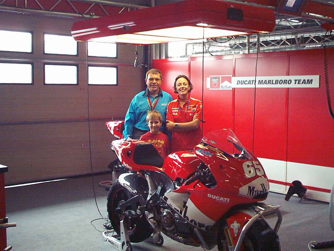 V týmu Ducati. Tehdy zde jezdil Loris Capirossi a Troy Bayliss