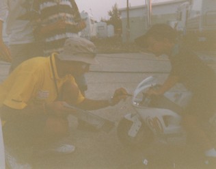 Valentino Rossi, právě se mi podepisuje kapotáž